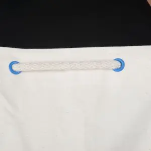 Szary materiał bawełniany z prostym szwem, przykład wykończenia