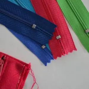 Zestaw kolorowych suwaków do toreb