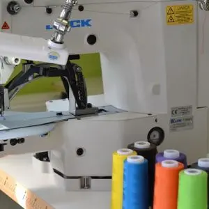 maszyna do szycia i kolorowe nici