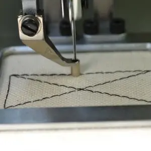 Biały szew krzyżowy na białym tle, przykład wzmocnienia szwu